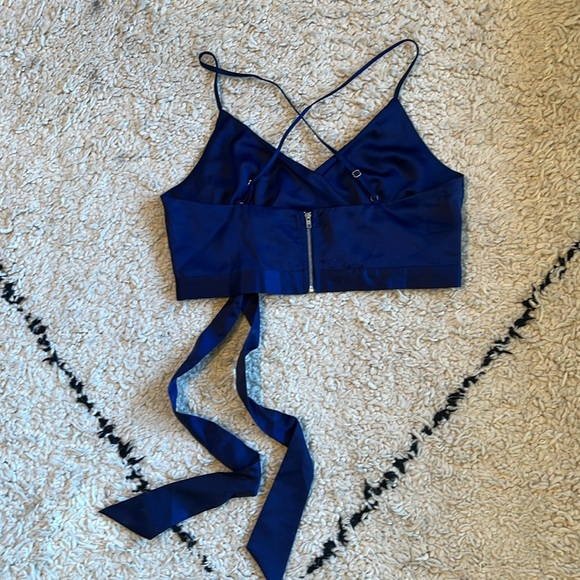 NWT Fashion Nova 'Luxury Views' navy blue tie front criss-cross crop top - Picture 7 of 9